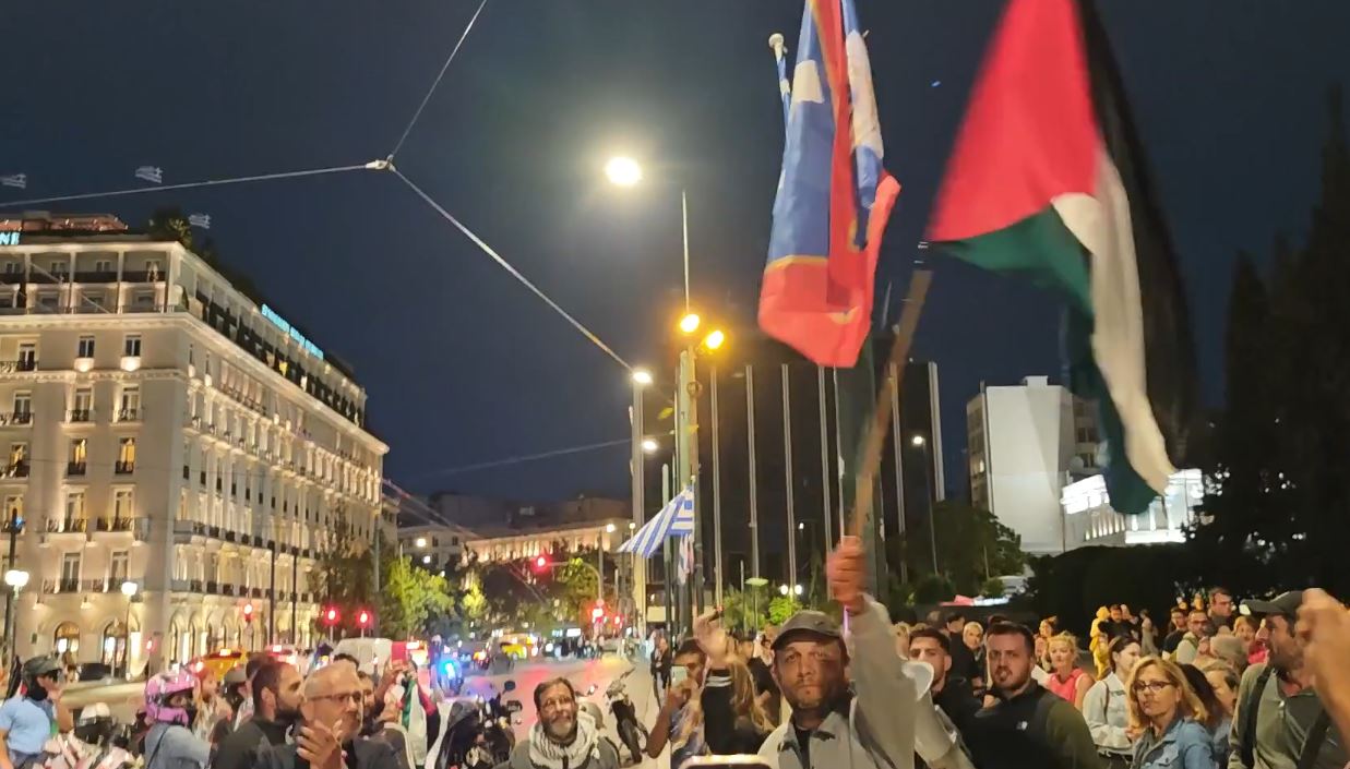 Σύνταγμα: Μοτοπορεία για τη Γάζα χειροκρότησε τον Πάνο Ρούτσι – Σήκωσε ψηλά την Παλαιστινιακή σημαία