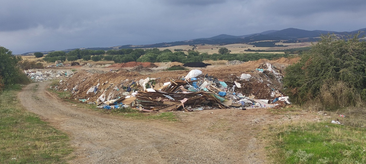 Πέντε χρόνια πέταγαν μπάζα σε χωράφι στη Χαλκιδική – Δύο συλλήψεις για περιβαλλοντικό έγκλημα (ΦΩΤΟ)