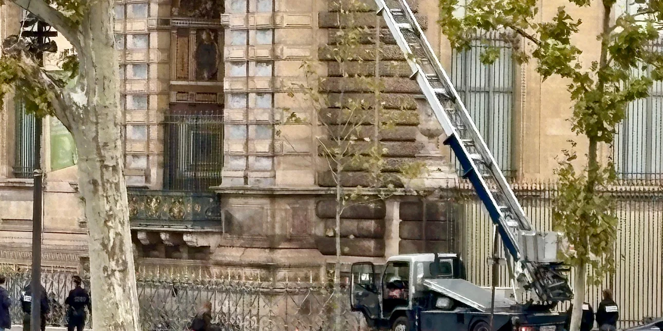 Διάρρηξη στο Λούβρο: Με μια απλή σκάλα ανέβηκαν οι ληστές – «Ξένη δύναμη» πίσω από το χτύπημα, υποπτεύονται οι αρχές