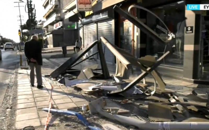 Θεσσαλονίκη: 24χρονη ισοπέδωσε στάση λεωφορείου με το αυτοκίνητο στον Εύοσμο