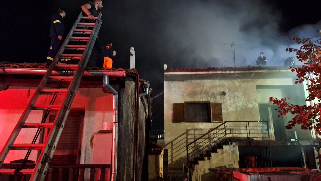 Χαλκιδική: Μεγάλη φωτιά στον παλιό οικισμό της Νικήτης – Ισχυρή κινητοποίηση της πυροσβεστικής