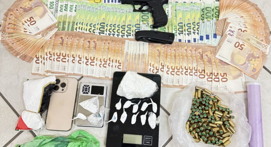 Συνελήφθη αλλοδαπός για διακίνηση ναρκωτικών – Κατασχέθηκαν κοκαΐνη, κάνναβη, MDMA και όπλο