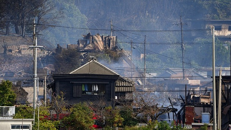 Εξαγριωμένη πυρκαγιά στην Ιαπωνία προκαλεί εκκενώσεις και ζημιές σε 170 ακίνητα