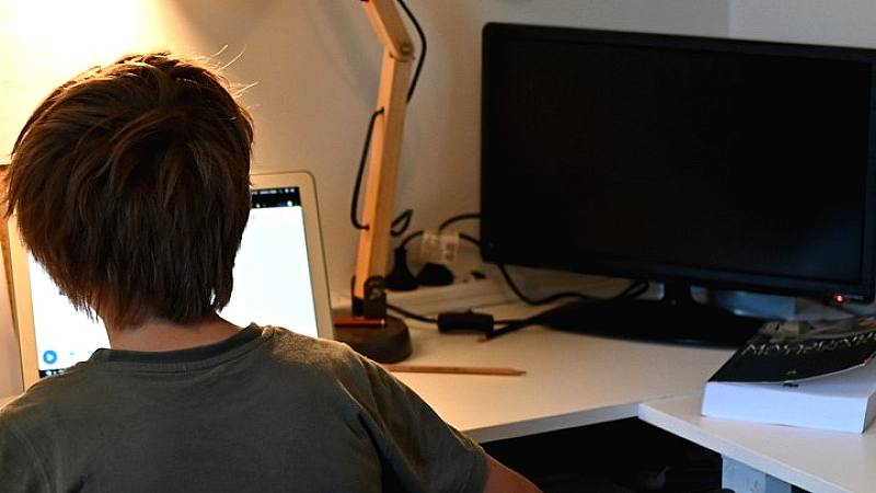 Επιστολή προς ψηφιακές πλατφόρμες για την επαλήθευση ηλικίας και την προστασία των ανηλίκων