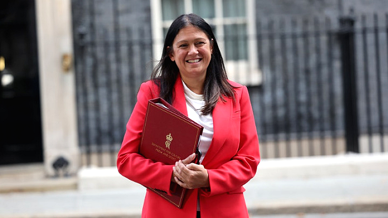 Η υπουργός Πολιτισμού του Ηνωμένου Βασιλείου χαιρετίζει τη συγγνώμη του BBC προς τον Τραμπ