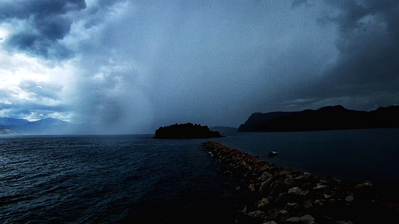 Δραματική επιδείνωση καιρού με ισχυρές βροχές και καταιγίδες σε τρεις περιοχές