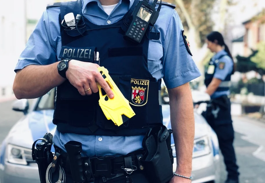 Γερμανία: Δίνει μάχη για τη ζωή της 12χρονη κωφή που χτύπησαν αστυνομικοί με τέιζερ – Ισχυρίζονται ότι «επιτέθηκε με μαχαίρια»