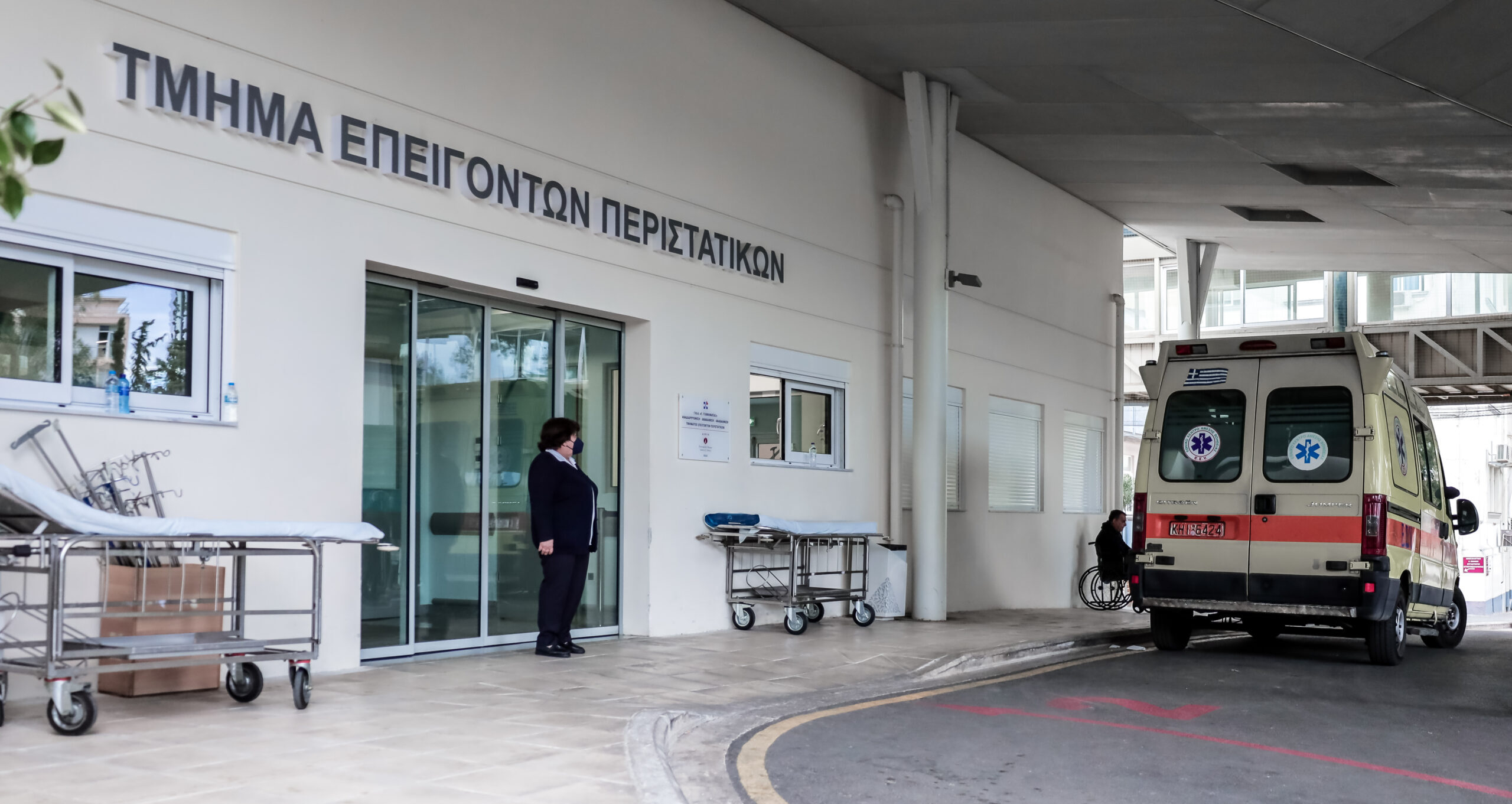 Κορωπί: Πάνω από δύο λεπτά χωρίς οξυγόνο ο 22χρονος που κατάπιε αμάσητο μπέργκερ – Τι αποκαλύπτουν οι φίλοι του