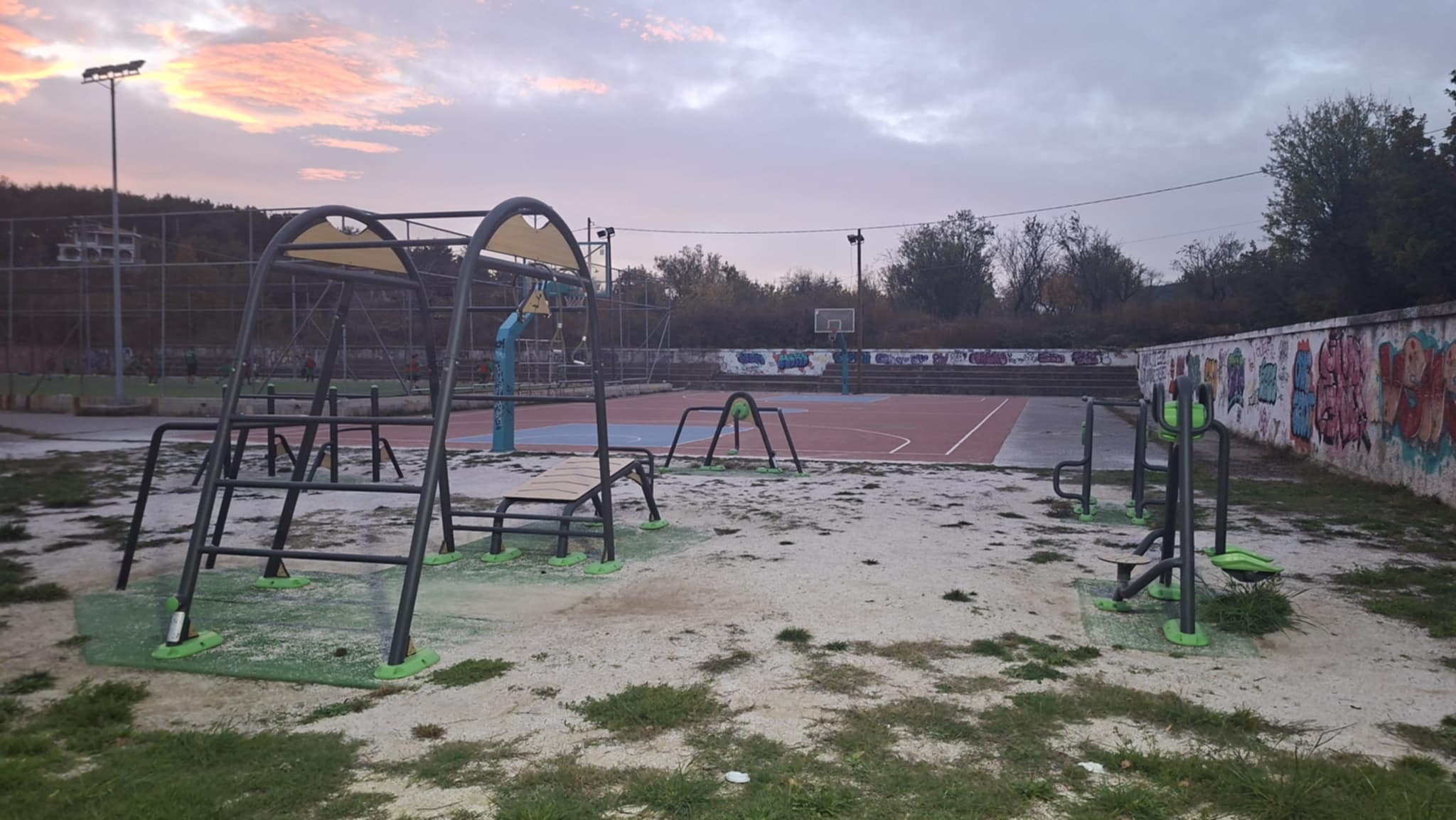 Αναβαθμίζεται το Δημοτικό Στάδιο Πολυγύρου με ανακαινισμένες κερκίδες και νέο χλοοτάπητα.