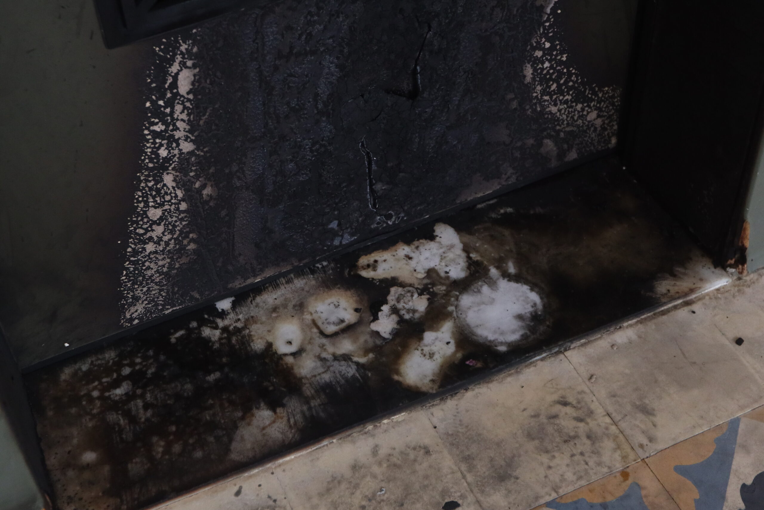 Καλαμαριά: Ανατίναξαν είσοδο πολυκατοικίας με γκαζάκια – Πυρκαγιά και σοβαρές ζημιές