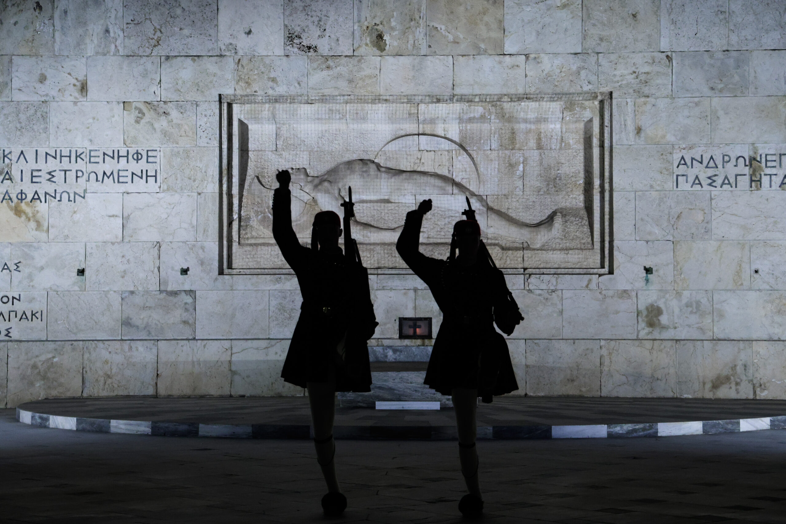 Άγνωστος Στρατιώτης: Πρώτη καταδίκη με τον νέο νόμο – 9 μήνες φυλάκισης σε 23 μέλη του Ρουβίκωνα για πανό