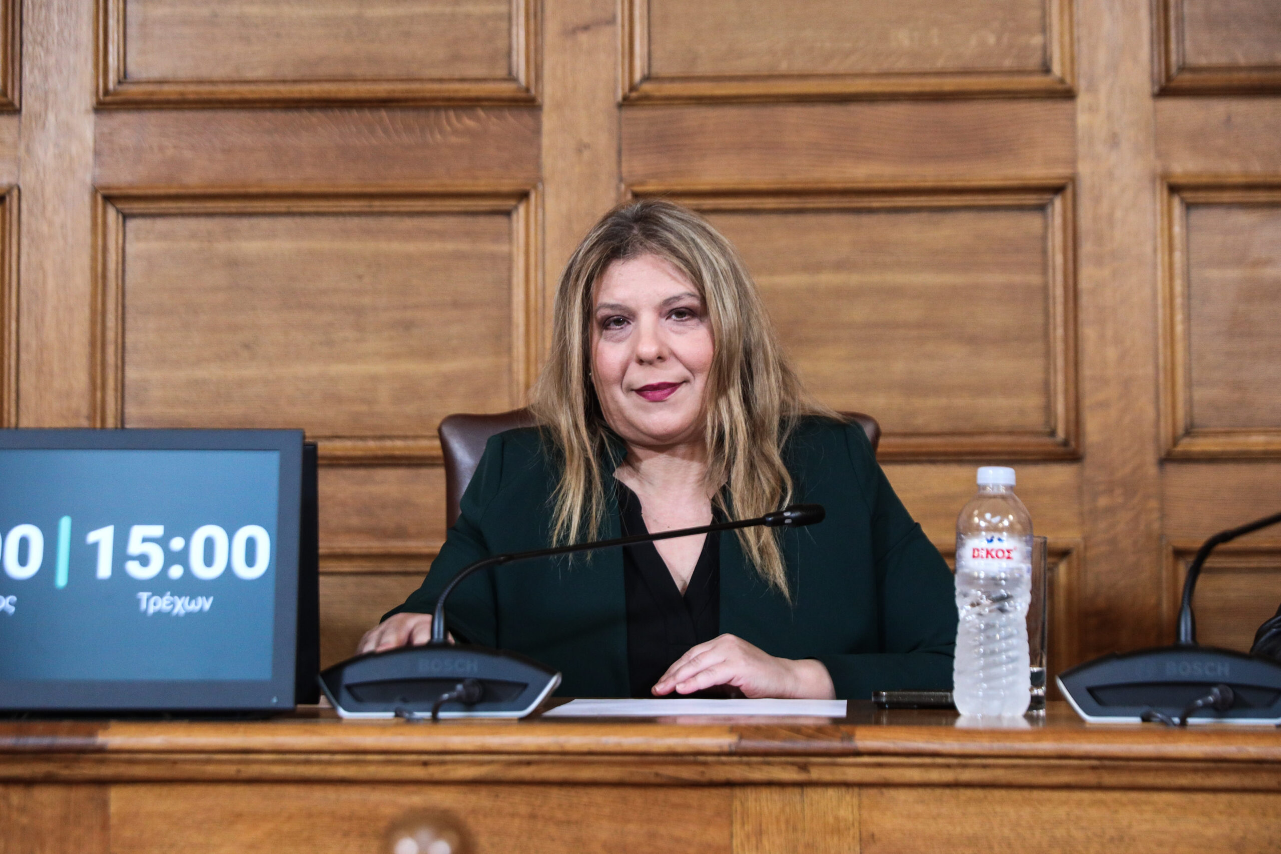 «Είναι μπούλινγκ αυτό που μας κάνετε»: Ένταση μεταξύ Συρεγγέλας – Κωνσταντοπούλου στην εξεταστική – «Η βρωμιά σας ξεχειλίζει»