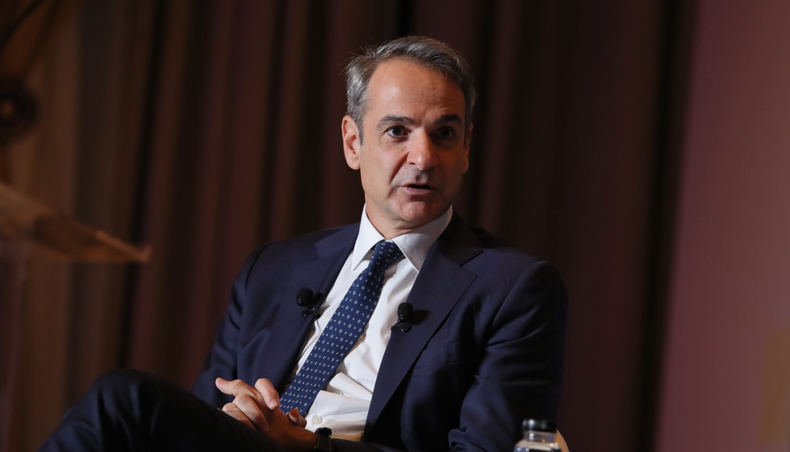 Ο Κυριάκος Μητσοτάκης «σπάει» τον… κουμπαρά για να καλοπιάσει αγρότες και μεσαία τάξη