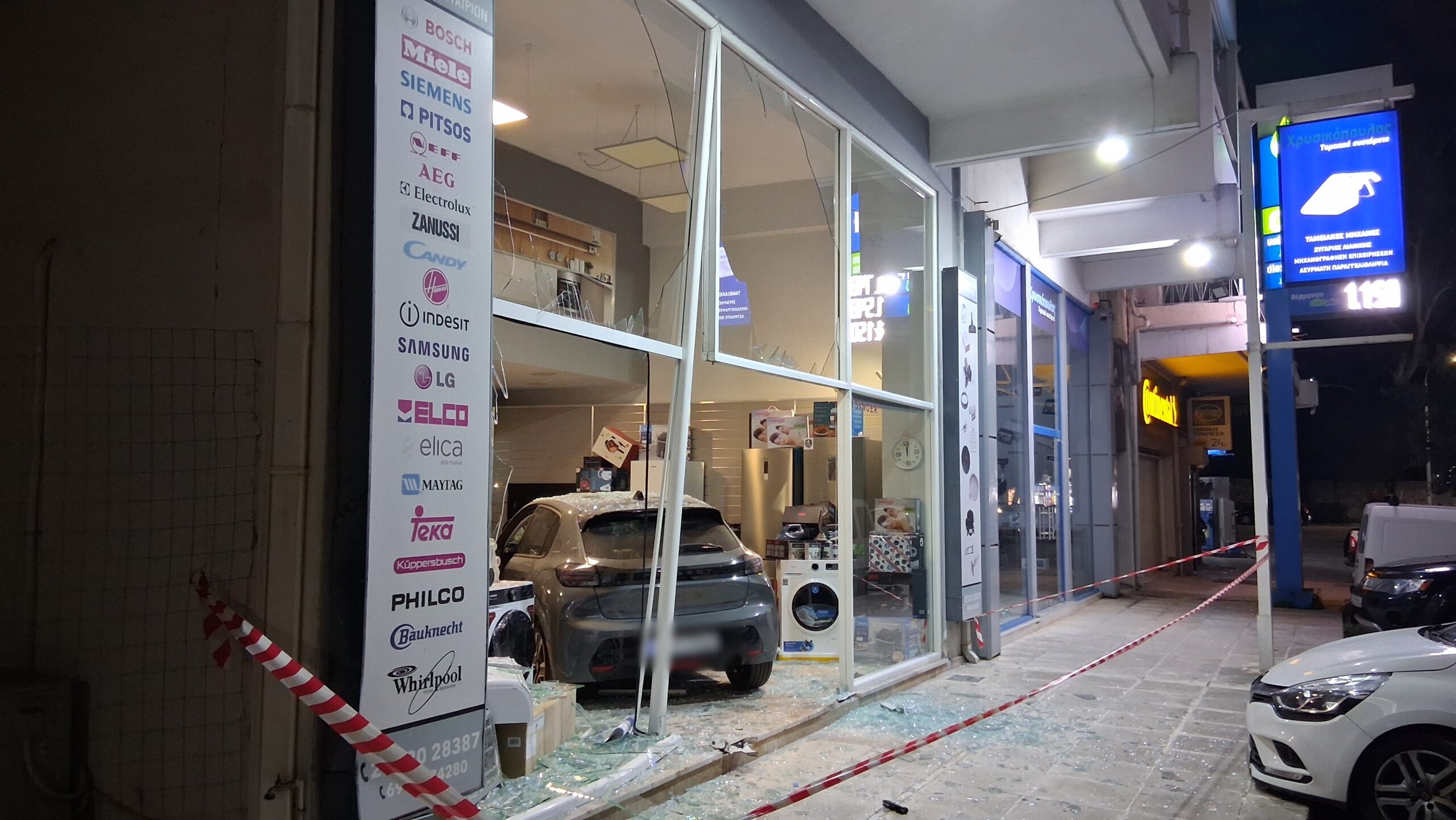 Αυτοκίνητο “μπούκαρε” σε κατάστημα στο Ναύπλιο – Στο νοσοκομείο η οδηγός