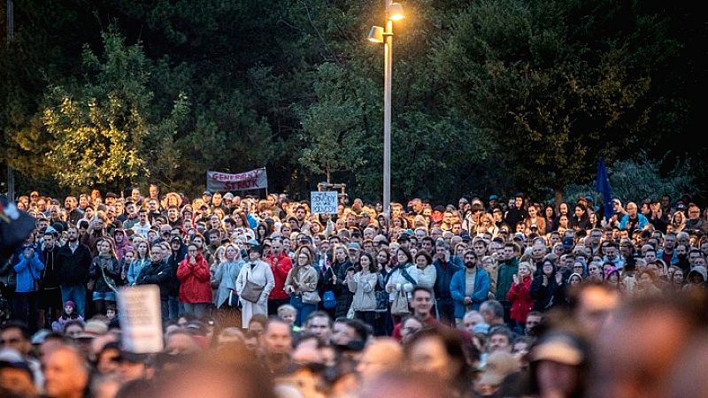 Διαδηλώσεις κατά των κυβερνητικών ηγετών στη Τσεχία και Σλοβακία