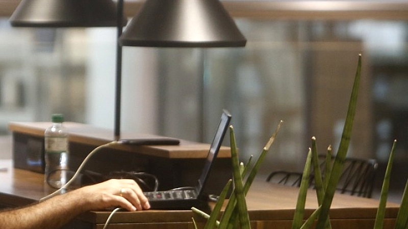 Εξερευνώντας την επιστήμη πίσω από τον φωτισμό, την ακουστική και την ευεξία στους σύγχρονους χώρους εργασίας