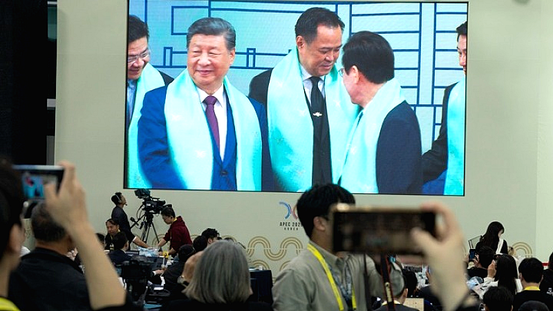 Ο Κινέζος πρόεδρος Σι Τζινπίνγκ στο επίκεντρο της συνόδου APEC χωρίς τον Ντόναλντ Τραμπ