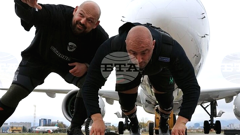 Δύο Βούλγαροι αθλητές έσυραν αεροσκάφος Airbus A220-300 στο αεροδρόμιο της Σόφιας