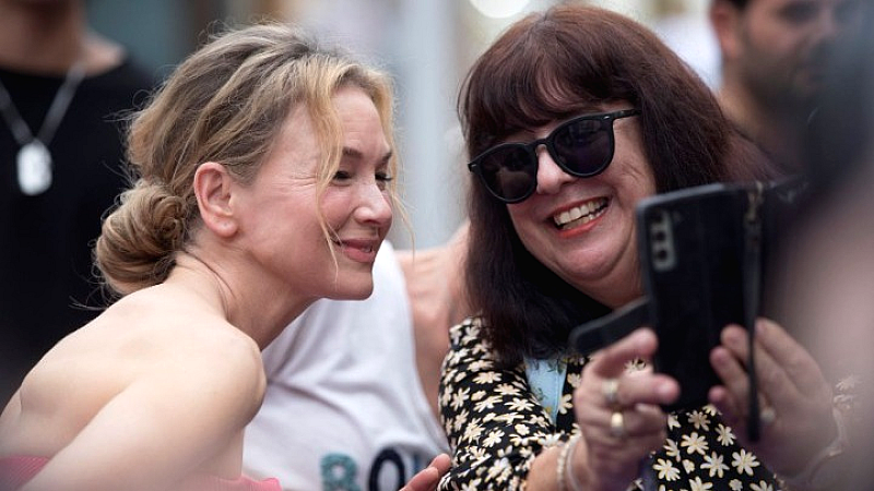 Αποκλειστικά στο Λονδίνο: Το άγαλμα της Μπρίτζετ Τζόουνς αποκαλύπτεται στην πλατεία Λέστερ