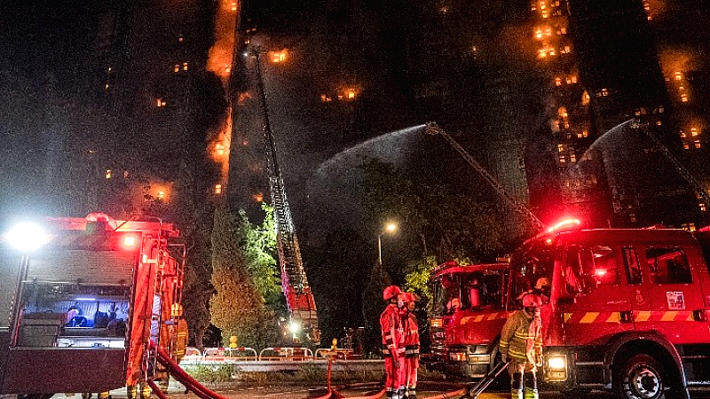 Χονγκ Κονγκ: Τουλάχιστον 13 νεκροί από πυρκαγιά που εκδηλώθηκε σε πολυώροφο συγκρότημα κατοικιών