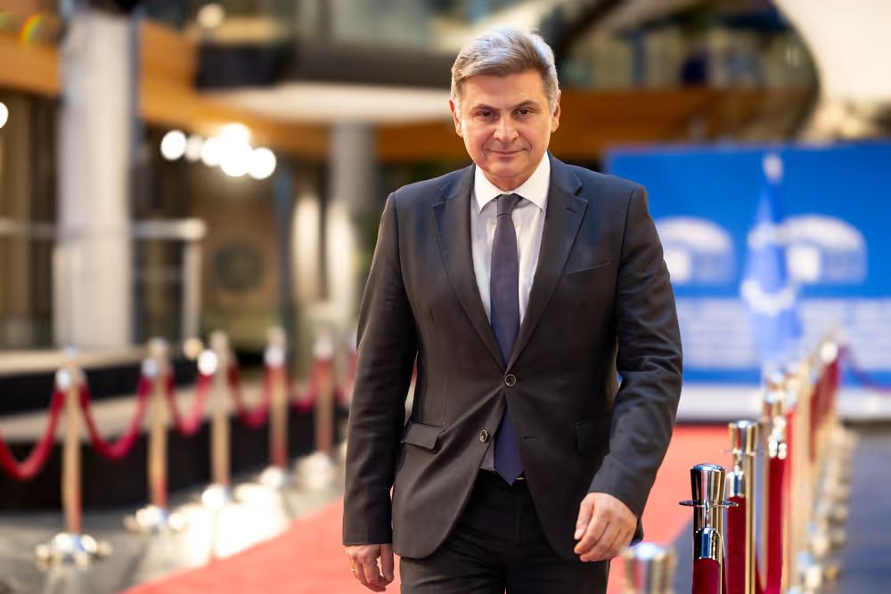 Ο Φαραντούρης φέρνει στο Ευρωκοινοβούλιο τις πρακτικές των funds και servicers