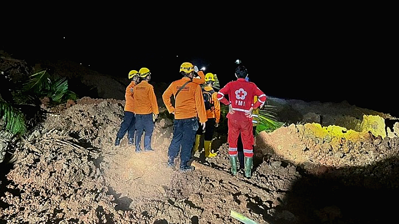 Δύο νεκροί και τουλάχιστον 21 αγνοούμενοι εξαιτίας κατολίσθησης στην Ινδονησία