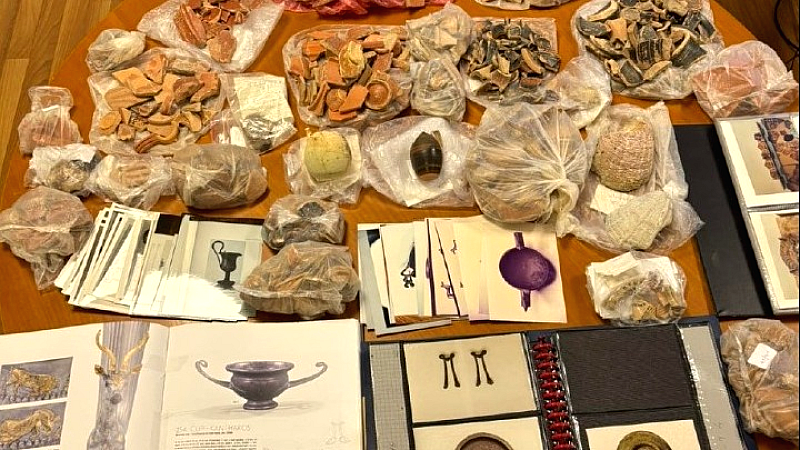 Σύλληψη άνδρα στην ΕΛΑΣ για κατοχή αρχαίων αντικειμένων και θρησκευτικών εικόνων