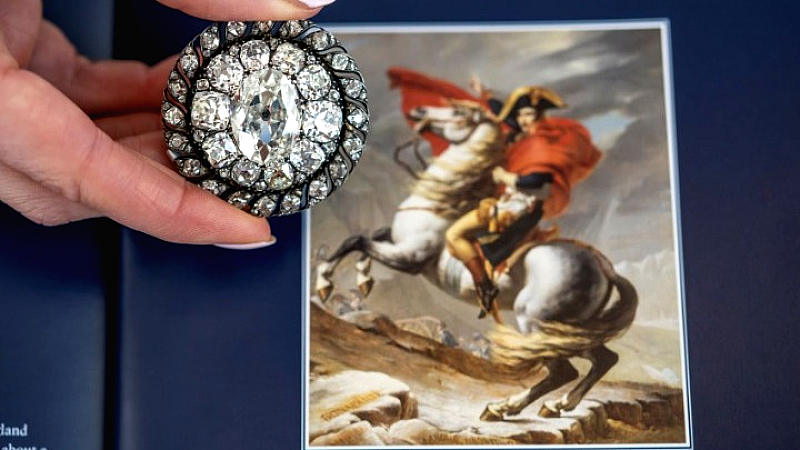 Διαμαντένια καρφίτσα του Ναπολέοντα πωλήθηκε στη Γενεύη για 3,79 εκατ. ευρώ