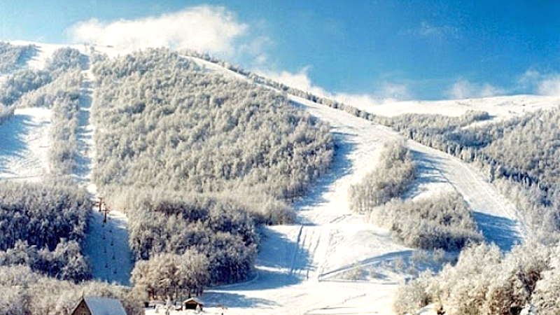 Χειμερινή μαγεία: Τα πρώτα χιόνια κάλυψαν τα χιονοδρομικά κέντρα του Πισοδερίου και της Βασιλίτσας