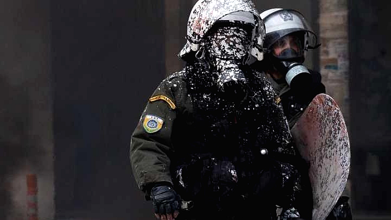 Επίθεση με μολότοφ κατά αστυνομικών στον λόφο του Στρέφη – Ένας αστυνομικός τραυματίας