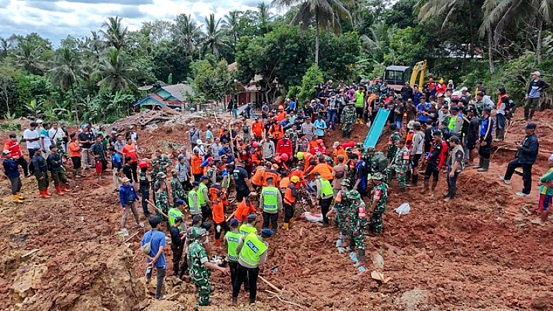 Ανείπωτη τραγωδία: Έξι νεκροί και 17 αγνοούμενοι από κατολίσθηση στην Ινδονησία