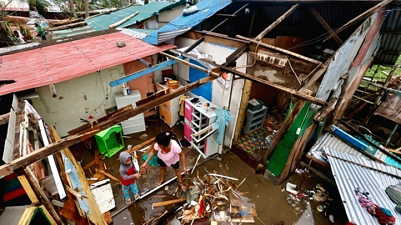 Φιλιππίνες: Τουλάχιστον 40 οι νεκροί από τον τυφώνα Καλμάγκι – Συντριβή στρατιωτικού ελικοπτέρου με έξι θύματα