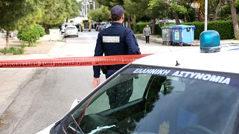 Εκρηκτική κατάσταση στη Νίκαια: Φωτιά σε όχημα σωφρονιστικού υπαλλήλου και εντοπισμός χειροβομβίδας