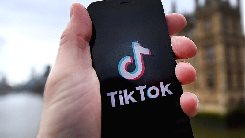Γαλλία: Προβληματική έρευνα για τον αλγόριθμο του TikTok που ενδέχεται να οδηγεί ανηλίκους σε αυτοκτονία
