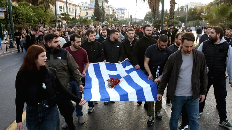 Η σημαία του Πολυτεχνείου φτάνει στην αμερικανική πρεσβεία