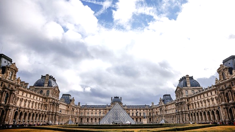 Συνεργασία της Agnès b. με το Μουσείο του Λούβρου για μια μοναδική capsule συλλογή