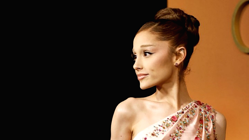 Αριάνα Γκράντε και Cher συνδυάζουν δυνάμεις στο χριστουγεννιάτικο επεισόδιο του SNL