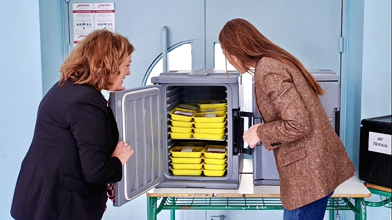 Η Δόμνα Μιχαηλίδου στο 40ο δημοτικό του Πειραιά για το πρώτο σχολικό γεύμα της χρονιάς