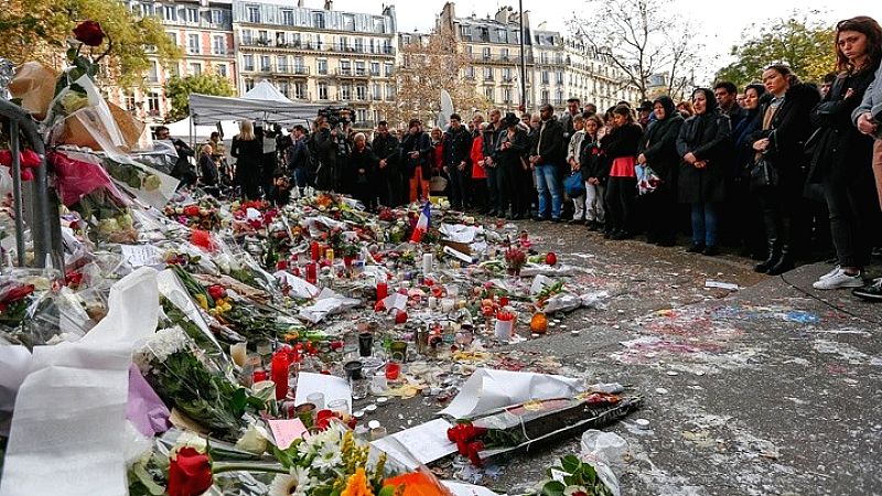 Η Γαλλία τιμά τα θύματα των επιθέσεων της 13ης Νοεμβρίου 2015 με ειδικές τελετές