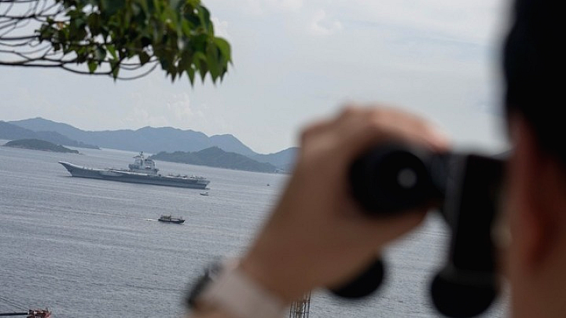 Η Κίνα εγκαινίασε το τρίτο αεροπλανοφόρο της εν μέσω στρατηγικού ανταγωνισμού