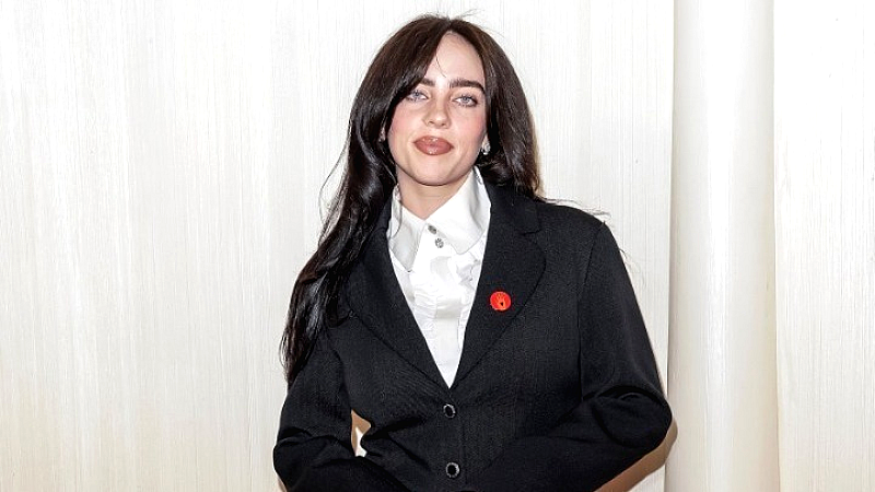 Η Μπίλι Άιλις καλεί τους δισεκατομμυριούχους να μοιραστούν τον πλούτο τους