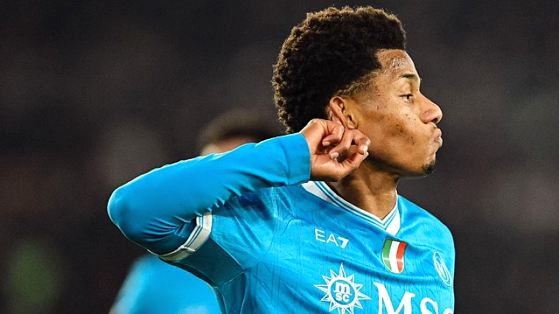 Η Νάπολι αναρριχάται στην κορυφή, ισοβαθμώντας με τη Μίλαν