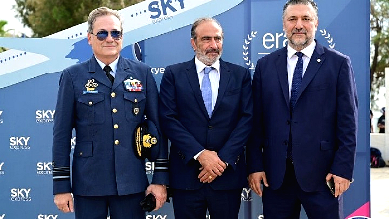 Εκπληκτικό πτητικό υπερθέαμα από την SKY express στον εορτασμό της Πολεμικής Αεροπορίας