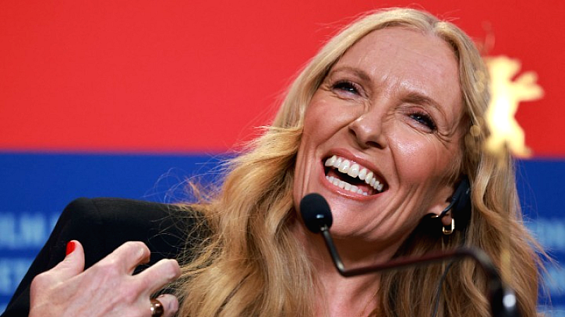 Η Τόνι Κολέτ και η Μίλι Άλκοκ πρωταγωνίστριες στο θρίλερ επιβίωσης «Hot Mother»