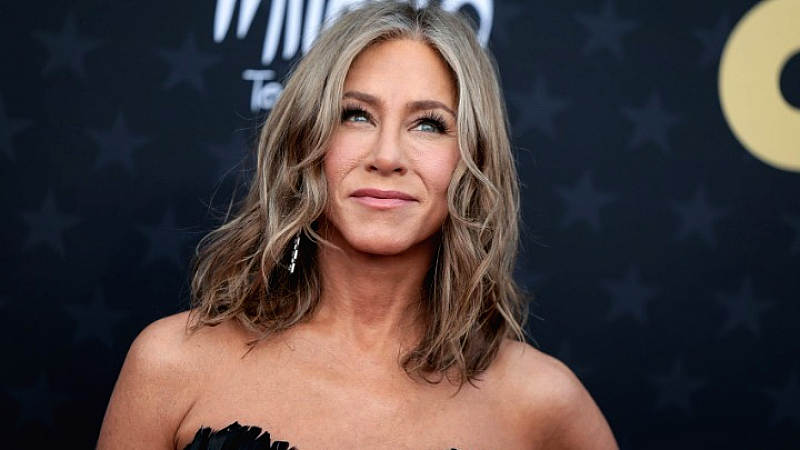 Η Τζένιφερ Άνιστον αποκαλύπτει τη σχέση της με τον υπνοθεραπευτή Τζιμ Κέρτις