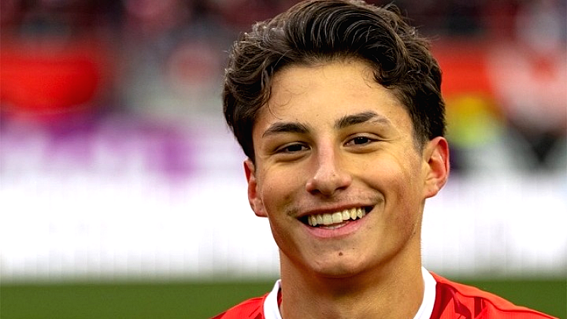 Η... διαφορετική φανέλα του 16χρονου Χοφμάϊστερ στην Καϊζερσλάουτερν