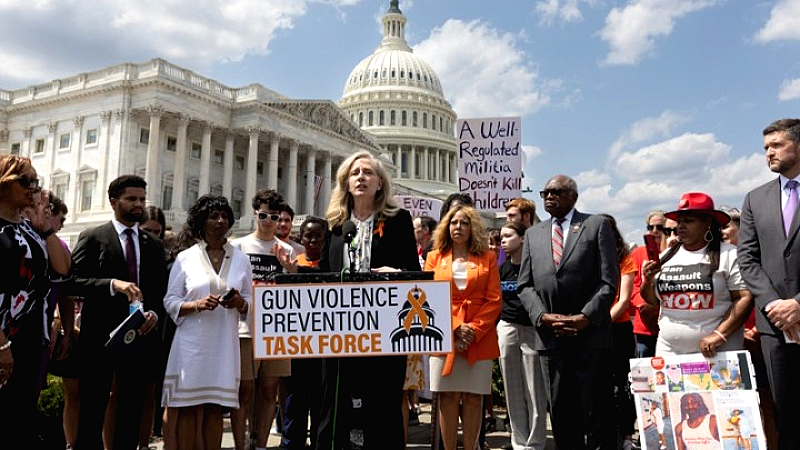 Νίκη για τη δημοκρατική Σπάνμπεργκερ στη Βιρτζίνια: Μια δοκιμασία για τον Ντ. Τραμπ