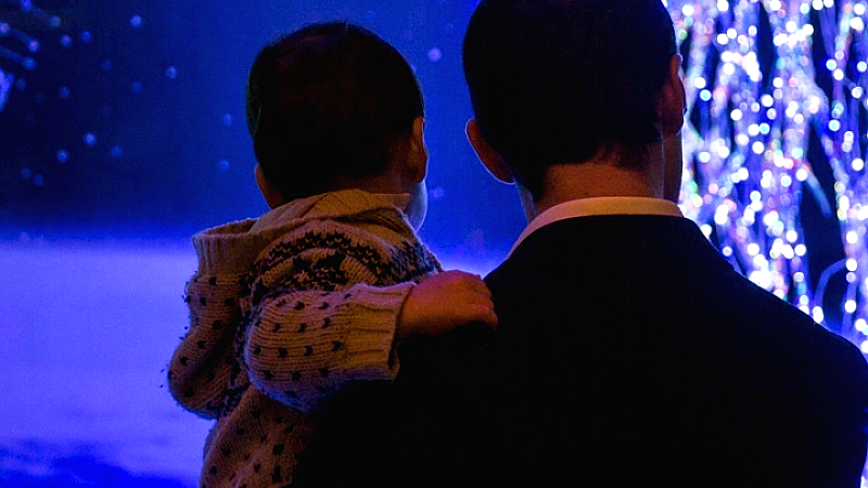 Η δύναμη της επιλογής: Οι άνθρωποι πίσω από τις υιοθεσίες – 48χρονος μονογονέας στο ΑΠΕ-ΜΠΕ: «Έχω βιώσει ένα θαύμα»