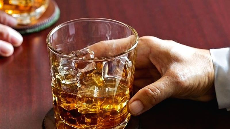 Η υπερβολική κατανάλωση αλκοόλ αυξάνει τον κίνδυνο πρόωρων και σοβαρών εγκεφαλικών