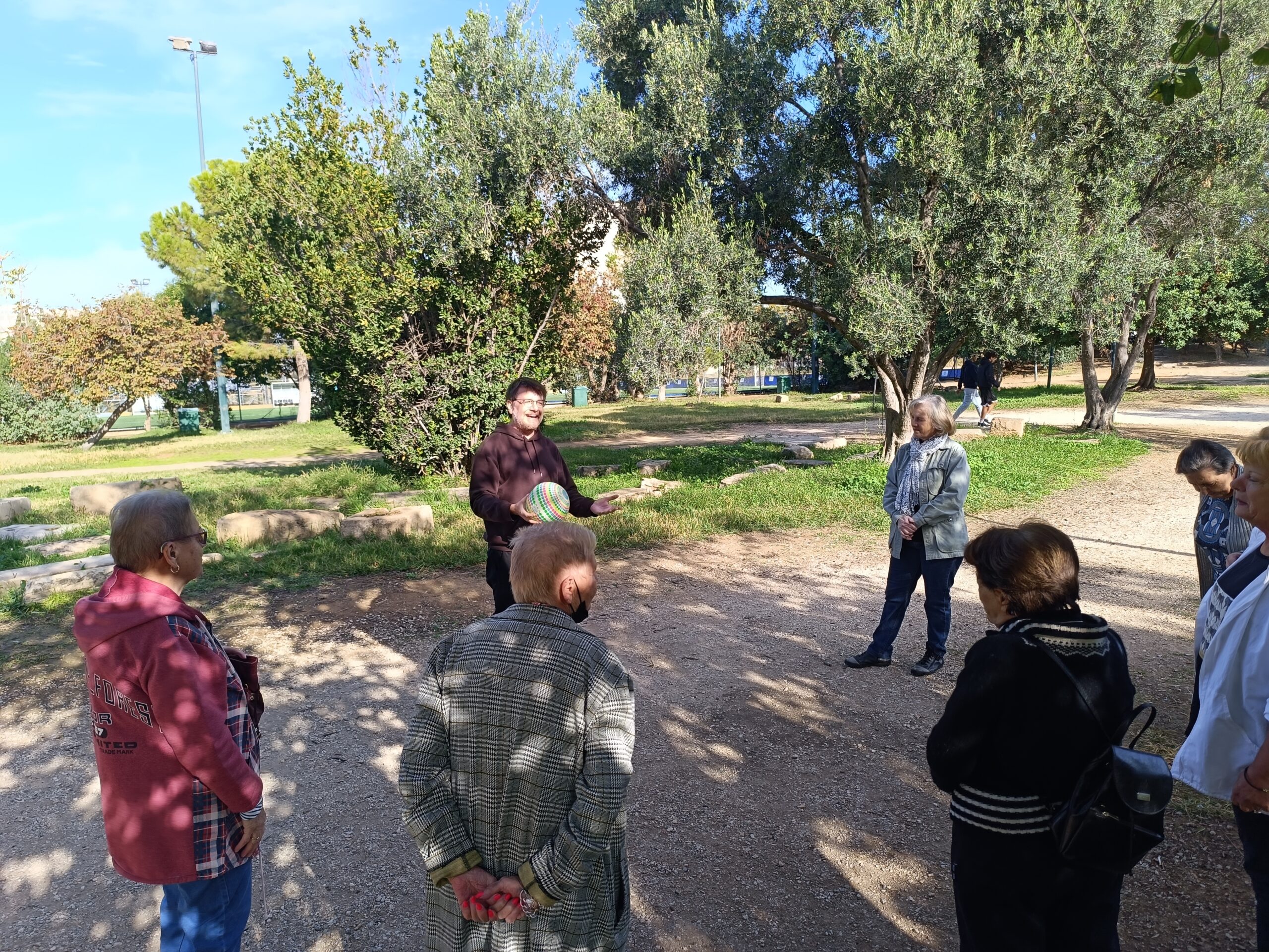 Δήμος Αθηναίων: Δράσεις για την Τρίτη Ηλικία – Τα μέλη των Λεσχών Φιλίας περιηγούνται στην Ακαδημία Πλάτωνος